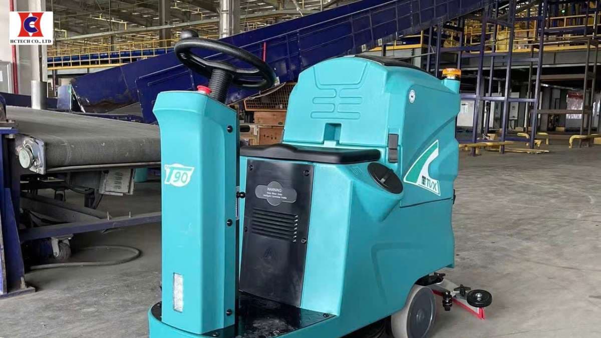 Xử lý vết lốp xe và vết dầu mỡ cứng đầu trên sàn kho: Tại sao sức người không thể làm sạch bằng máy?